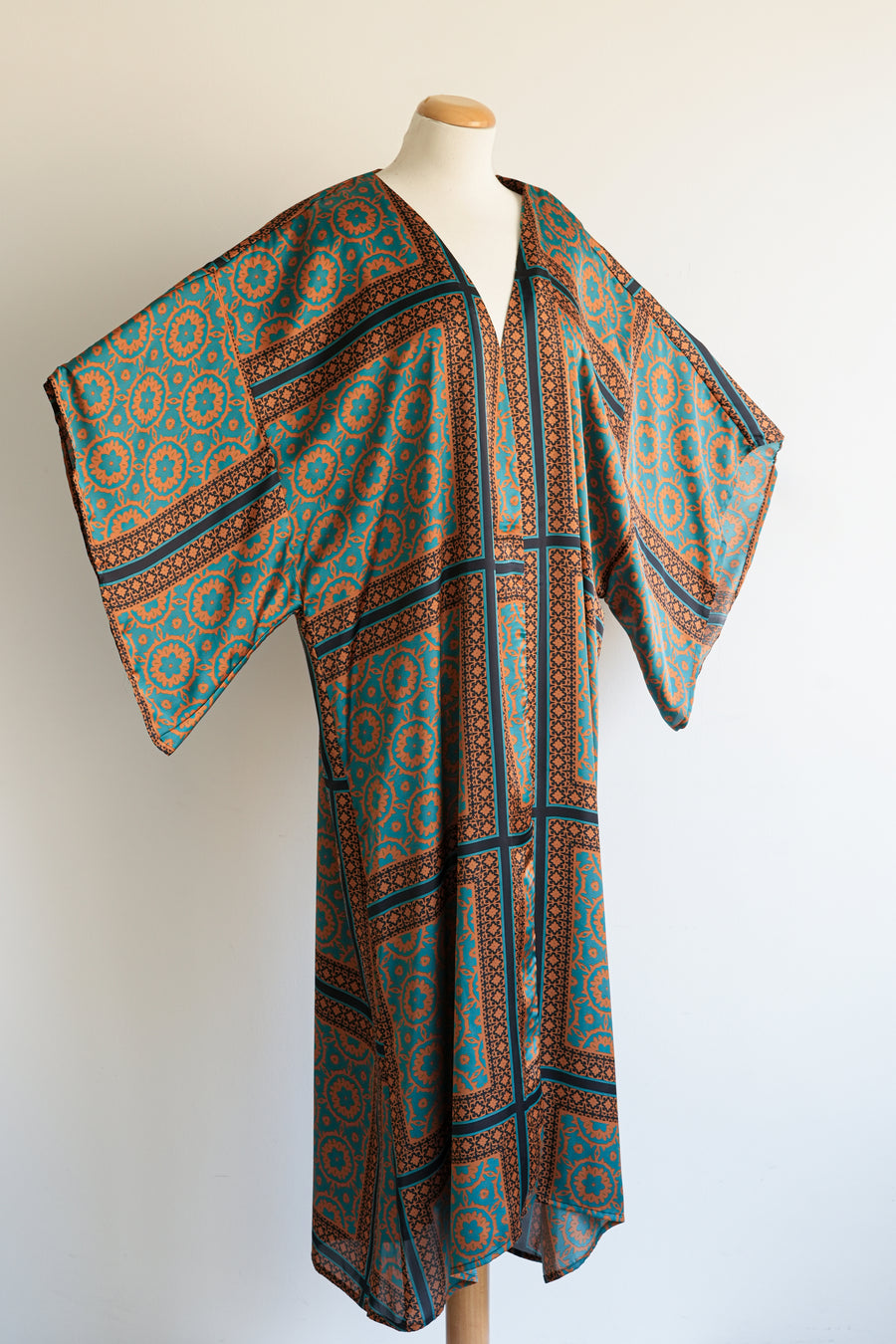 Manifest kimono satin pattern