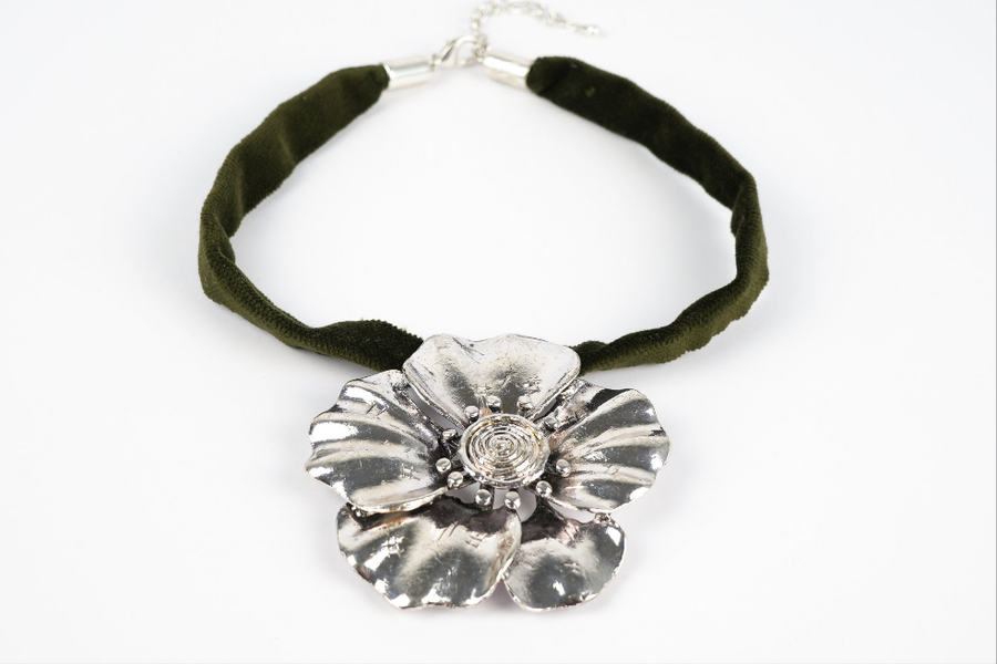 Army bloomer necklace