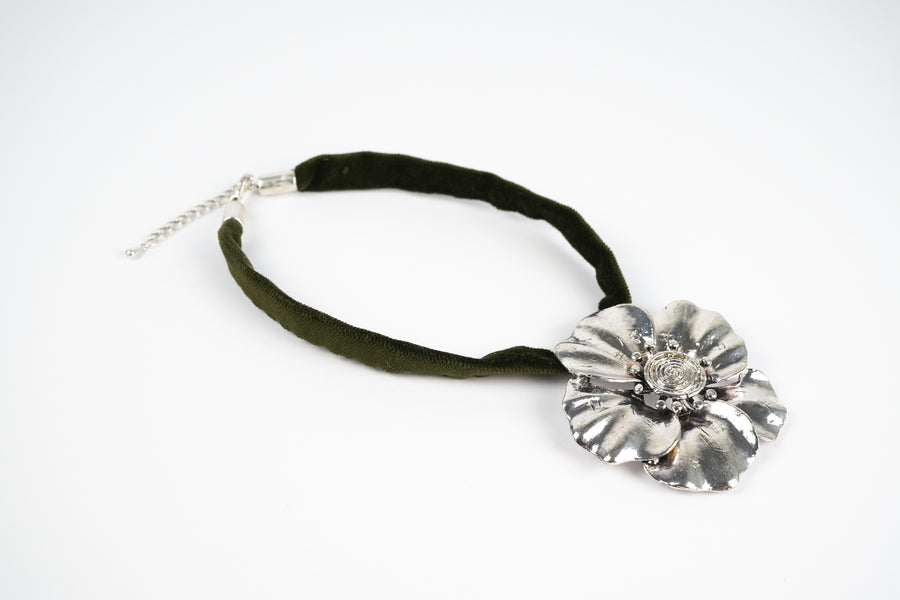 Army bloomer necklace