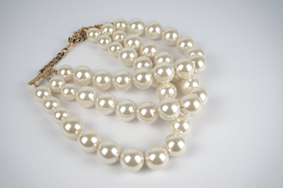 Queening triple pearl necklace