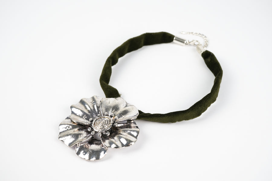 Army bloomer necklace