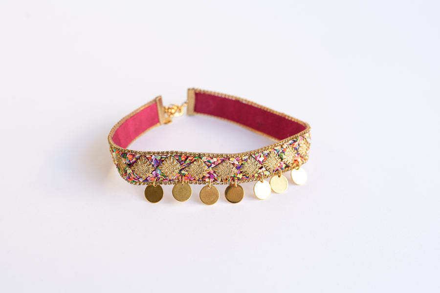 Flashy world coin choker gold