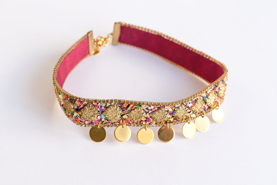 Flashy world coin choker gold