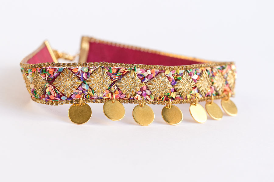 Flashy world coin choker gold